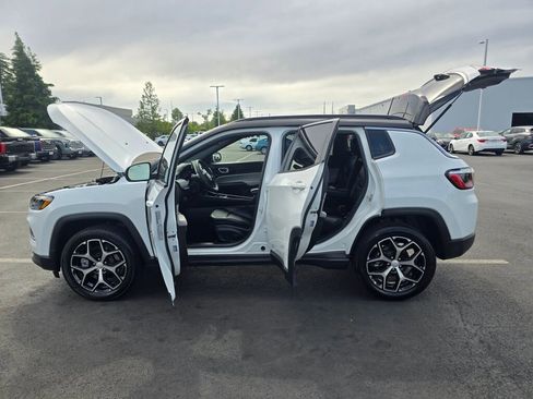 Used 2024 Jeep Compass Limited image 21