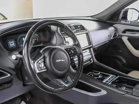 Used 2018 Jaguar F-PACE R-Sport image 23