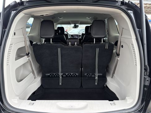Used 2023 Chrysler Pacifica Touring-L FWD image 5