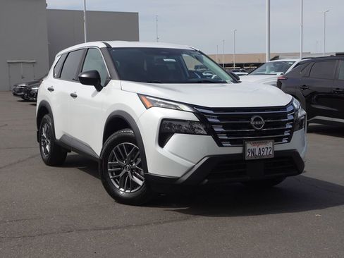 Used 2024 Nissan Rogue S image 2