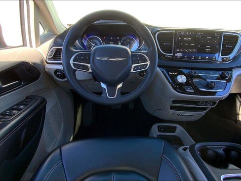Used 2023 Chrysler Pacifica Touring-L image 5