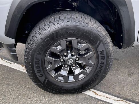 Used 2021 Toyota Tacoma SR5 w/ Trail Edition image 12