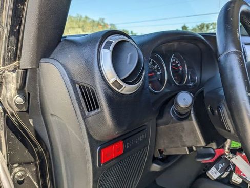 Used 2015 Jeep Wrangler Unlimited Rubicon image 19