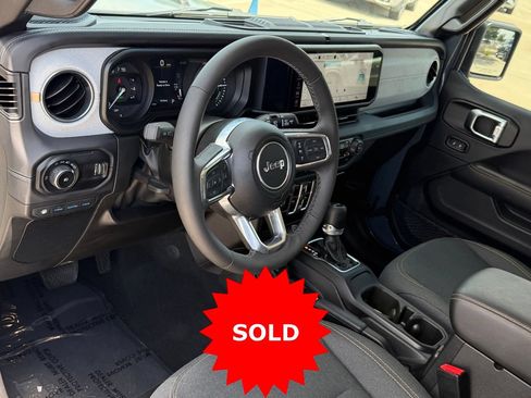 Used 2025 Jeep Wrangler Unlimited Sahara AWD/4WD image 15