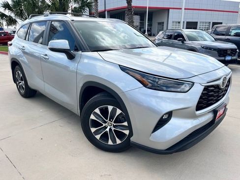 Certified 2024 Toyota Highlander XLE FWD image 1