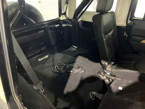 Used 2014 Jeep Wrangler Unlimited Sahara image 19