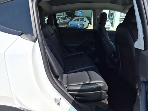 Used 2021 Tesla Model Y Long Range AWD/4WD image 32