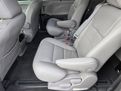 Used 2015 Toyota Sienna XLE Premium image 14