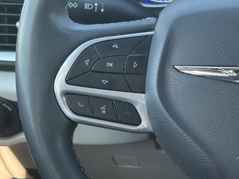 Used 2023 Chrysler Pacifica Touring-L image 10