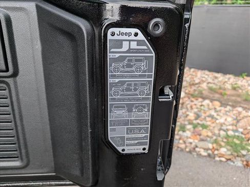 Used 2025 Jeep Wrangler Unlimited Sahara AWD/4WD image 19