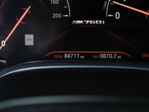 Used 2018 BMW M760i xDrive image 25