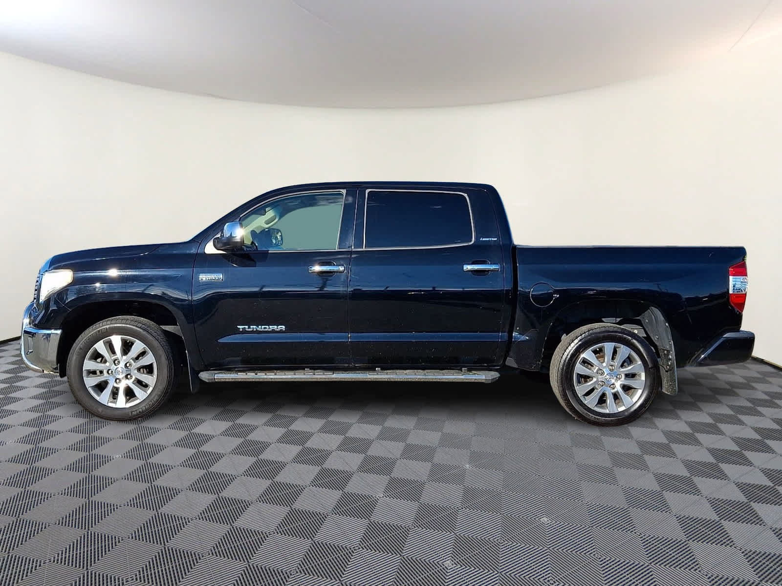 Used 2015 Toyota Tundra Limited w/ Limited Premium Package RWD image 8