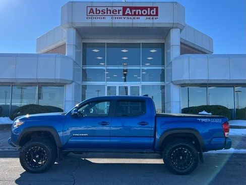 Used 2017 Toyota Tacoma 4x4 Double Cab image 3