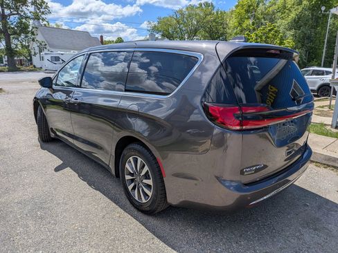 Used 2022 Chrysler Pacifica Touring-L w/ Uconnect Theater Family Group FWD image 4