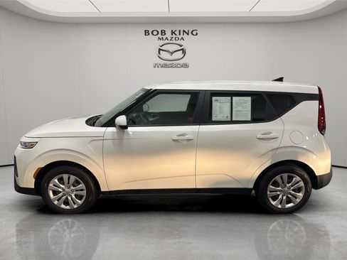 Used 2022 Kia Soul LX image 2