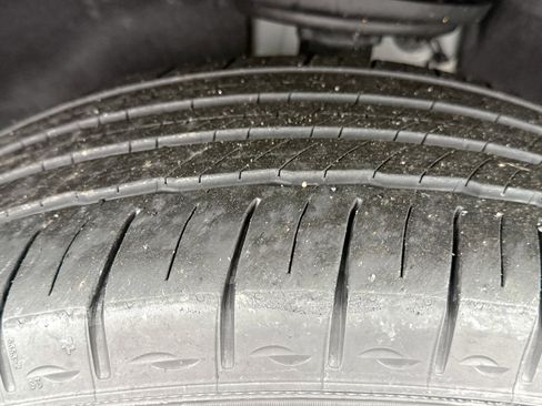 Used 2023 GMC Acadia SLE w/ Driver Convenience Package image 11