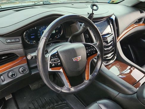 Used 2018 Cadillac Escalade ESV Luxury AWD/4WD image 16