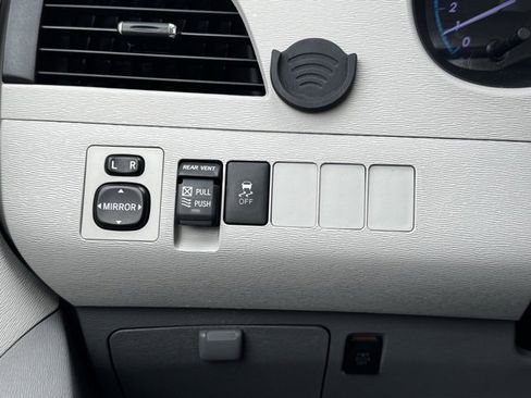 Used 2013 Toyota Sienna XLE image 32