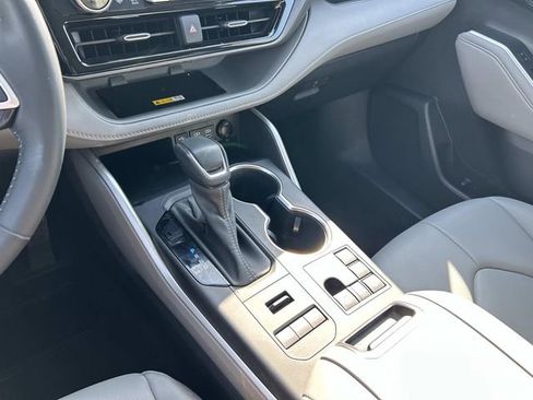 Used 2023 Toyota Highlander XLE image 28