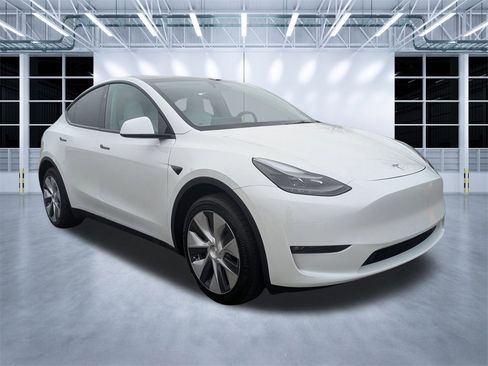 Used 2023 Tesla Model Y Long Range image 1