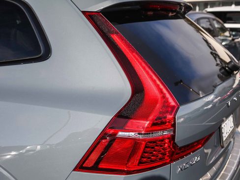 Used 2023 Volvo XC60 T8 Ultimate image 8