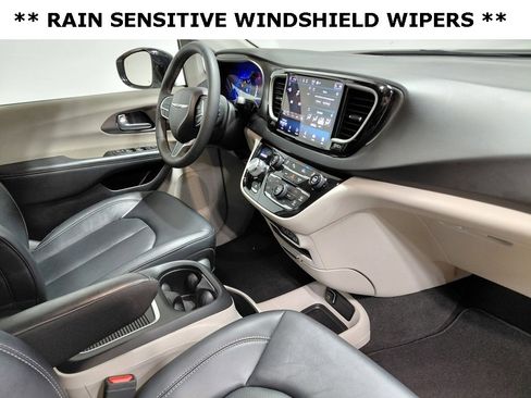 Certified 2024 Chrysler Pacifica Touring-L image 18