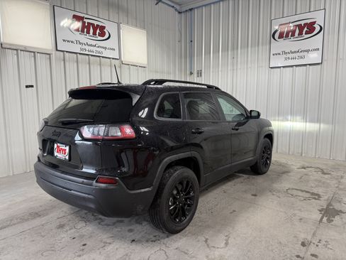 Used 2023 Jeep Cherokee Altitude Lux AWD/4WD image 3