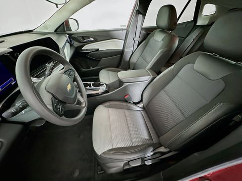 Used 2025 Chevrolet Trax LT image 13