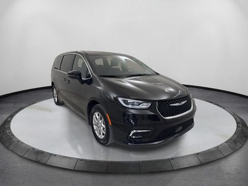 Used 2025 Chrysler Pacifica Select FWD image 3
