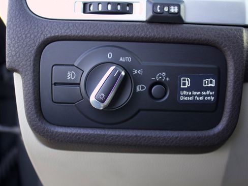 Used 2012 Volkswagen Touareg TDI image 14