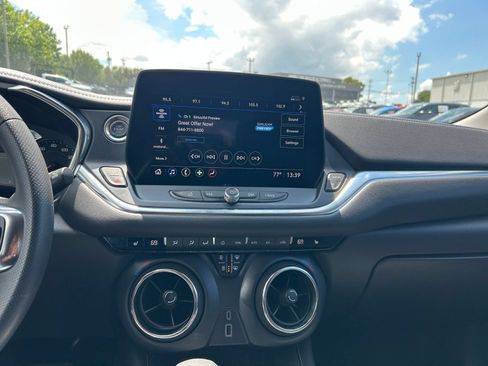Used 2025 Chevrolet Blazer LT FWD image 17