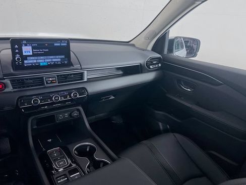 Certified 2025 Honda Pilot Touring image 17