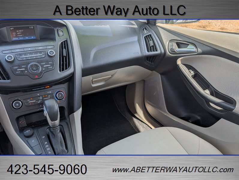 Used 2018 Ford Focus SE w/ Cold Weather Package FWD image 9