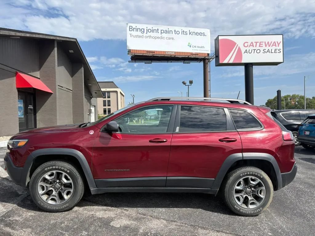 Used 2019 Jeep Cherokee Trailhawk w/ Cold Weather Group AWD/4WD image 2