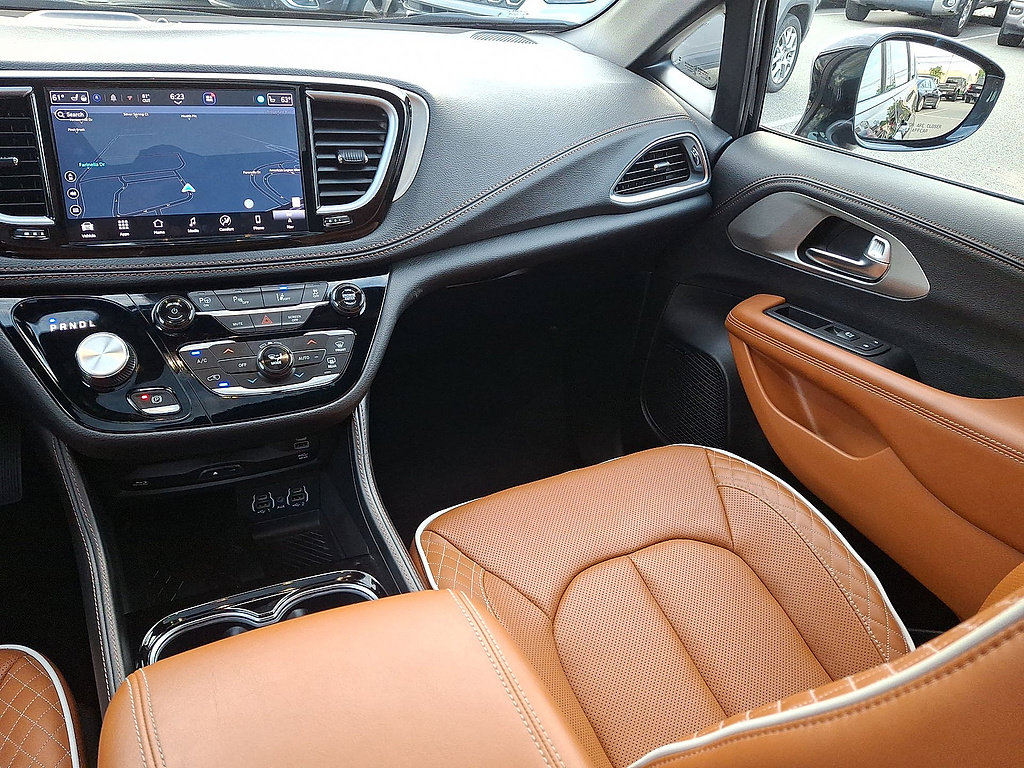 Used 2025 Chrysler Pacifica Pinnacle FWD image 11