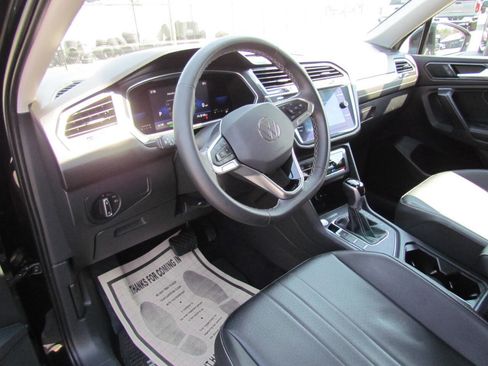Used 2022 Volkswagen Tiguan SE image 9