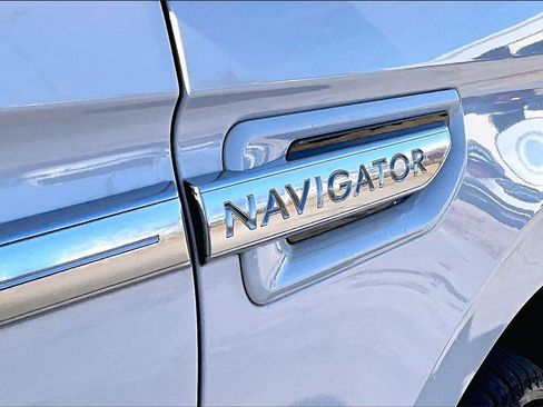 Used 2019 Lincoln Navigator Select image 11