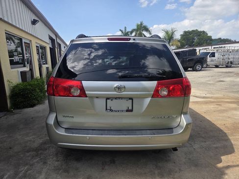 Used 2010 Toyota Sienna XLE Limited FWD image 5