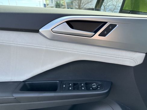 Used 2025 Volkswagen Taos SE image 16