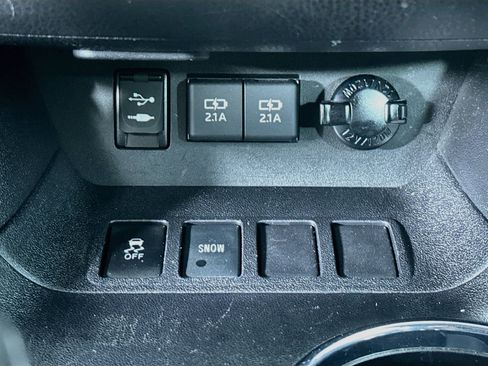 Used 2019 Toyota Highlander LE FWD image 24