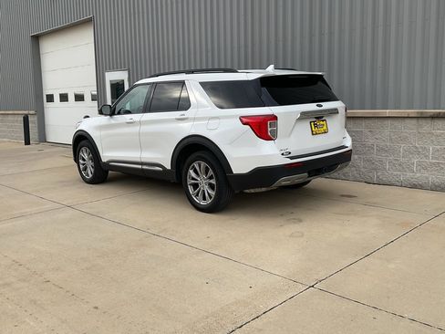 Used 2023 Ford Explorer XLT w/ Equipment Group 202A image 3