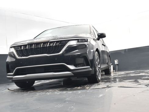 Used 2024 Kia Carnival EX image 17