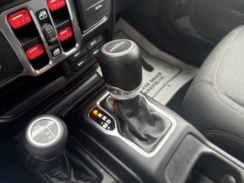 Used 2021 Jeep Gladiator Willys image 23