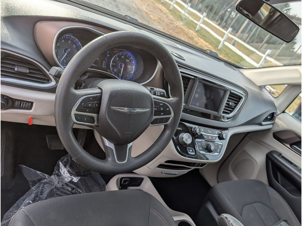 Used 2018 Chrysler Pacifica LX FWD image 18
