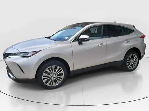 Certified 2024 Toyota Venza LE AWD/4WD image 4