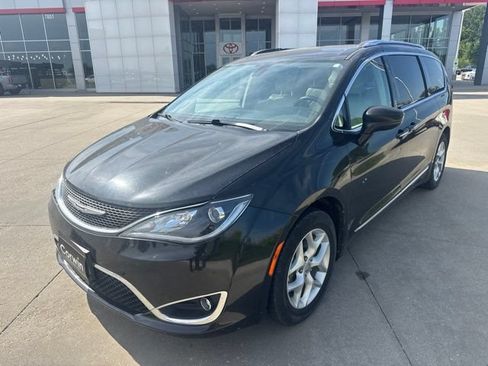 Used 2018 Chrysler Pacifica Touring-L w/ Tire & Wheel Group FWD image 5