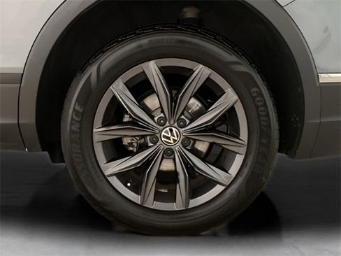 Used 2022 Volkswagen Tiguan SE image 19