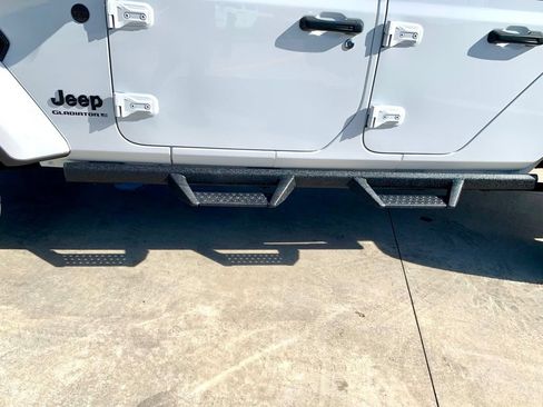 Used 2024 Jeep Gladiator Sport AWD/4WD image 43