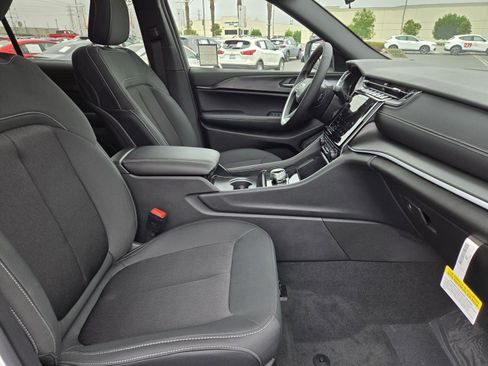 New 2025 Jeep Grand Cherokee L Laredo image 34