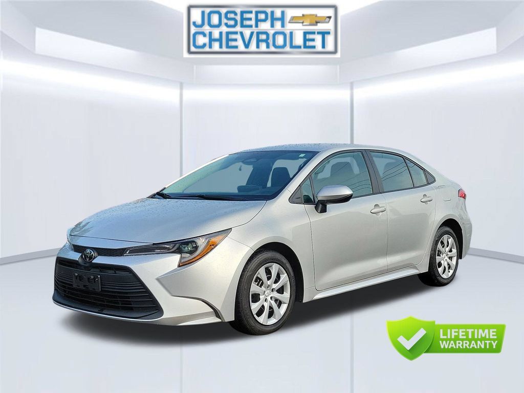 Used 2024 Toyota Corolla LE FWD image 2
